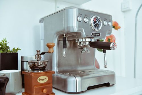 我喜歡喝意式咖啡,最近想買臺咖啡機,請問半自動咖啡機和全自動咖啡機的區別是什么